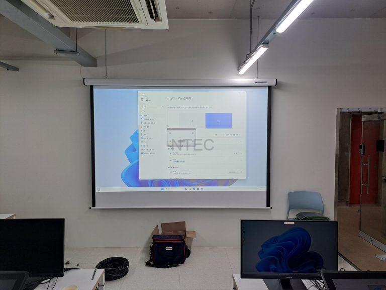 Read more about the article 강의실 프로젝터 스크린 설치
